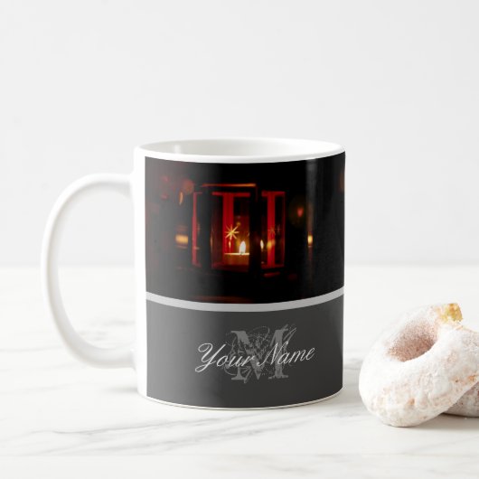 Anpassbare Monogramm mit goldenen Weihnachtsbeleuc Kaffeetasse (Mit Donut)