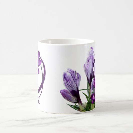 Anpassbare Olivia Name lila Blume O Monogramm Kaffeetasse (Mittel)