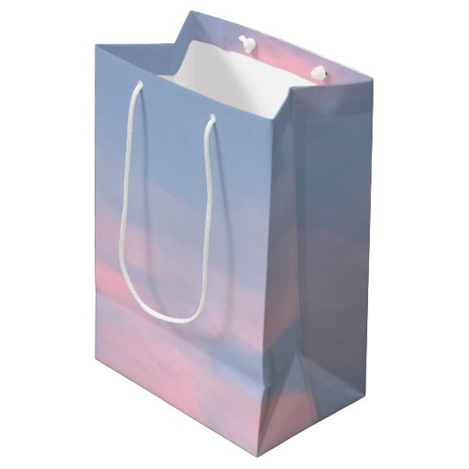 Anpassbare rosa Wolken Mittlere Geschenktüte (Vorderseite Schrägansicht)