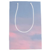 Anpassbare rosa Wolken Mittlere Geschenktüte (Vorderseite)