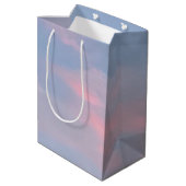 Anpassbare rosa Wolken Mittlere Geschenktüte (Rückseite Schrägansicht)