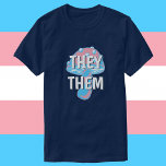 Anpassbare Transgender-Flag-Mushroom-Pronomen T-Shirt<br><div class="desc">Zeigen Sie Ihre Pronomen mit diesem niedlichen Vintagen Pilz in den Farben der Transgender-Stolz-Flagge. Die Pronomen sind vollständig anpassbar, also stellen Sie, was Anzug Sie am besten! Sie können auch den Text löschen und diesen Fungi als subtile trans-Fahne selbst genießen. *Mir ist klar, dass die Ironie dieses Produktes als Männerdomänen...</div>