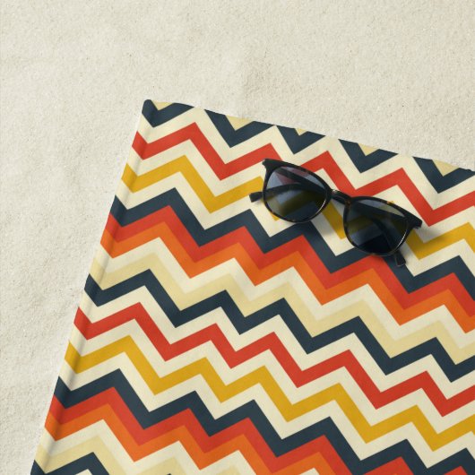 Anpassbare Zickzack Muster mit Retro-Farbblende Strandtuch (Beispiel)