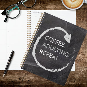 Anpassbarer Ausdruck Kaffee. Erwachsenwerden. Wied Planer