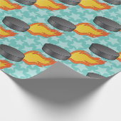Anpassbarer Flaming Hockey Puck Geschenkpapier (Ecke)
