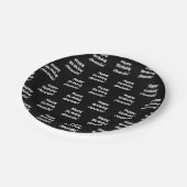 Anpassbarer glücklicher Geburtstagstext | Schwarz/ Pappteller (Schrägansicht)