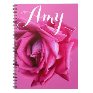 Anpassbarer Name Amy heißrosa Rosenblüten Notizblock
