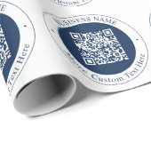 Anpassbarer QR-Code & Text | Dunkles Marineblau Geschenkpapier (Rolleneckpunkt)
