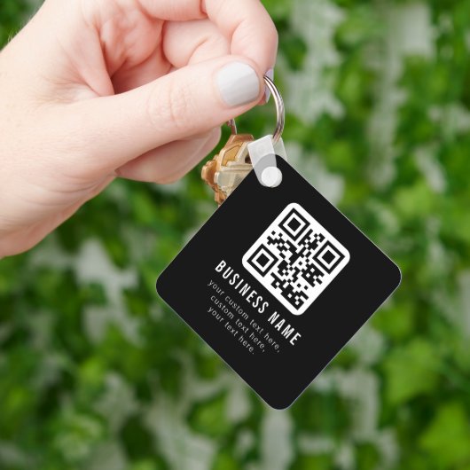 Anpassbarer QR-Code und bearbeitbarer Textdesign Schlüsselanhänger (Hand)