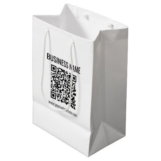 Anpassbarer QR-Code und Geschäftsname Mittlere Geschenktüte (Vorderseite Schrägansicht)