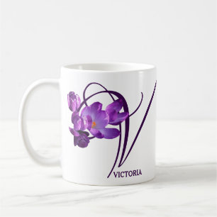 Anpassbarer Victoria-Name Blumenvioletter Krokus Kaffeetasse
