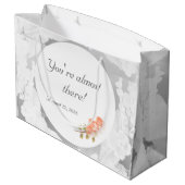 Anpassbares Brautparty Große Geschenktüte (Rückseite Schrägansicht)