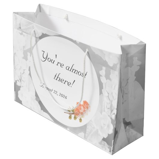 Anpassbares Brautparty Große Geschenktüte (Rückseite Schrägansicht)