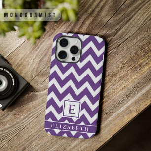 Anpassbares Dunkelviolett Lila Weiß Chevron iPhone 15 Pro Max Hülle