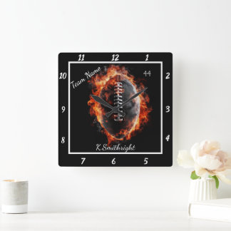 Anpassbares Flammendes Football-Team Quadratische Wanduhr