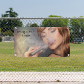 Anpassen der jungen Frau mit einem schwindelerrege Banner (Insitu)