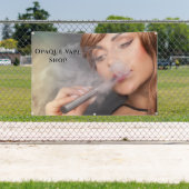 Anpassen der jungen Frau mit einem schwindelerrege Banner (InSitu)