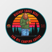 Anpassen der Vorderseite des Bigfoot Camp Coffee S Fensteraufkleber (Blatt)
