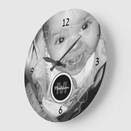 Anpassen des Monogramms für das Schwarz-weiße Foto Große Wanduhr (Winkel)