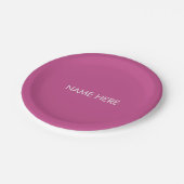 Anpassen mit Namen, minimalistischem dunklem Rosa Pappteller (Schrägansicht)