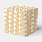 Anpassung mit Anzahl, anfängliches Monogramm Kamel Geschenkschachtel (Rückseite)