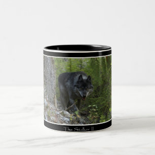Anpirschender grauer Wolf u. Waldtrinkende Tasse