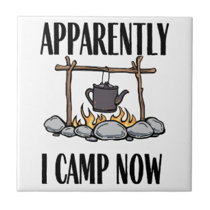 Anscheinend campe ich jetzt Funny Camping Zitat Fliese