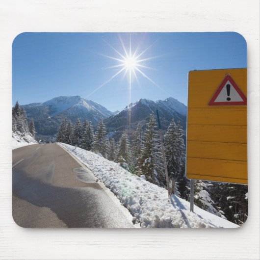 Anschlagtafel auf einer Winterstraße, Schnee Mousepad (Vorne)