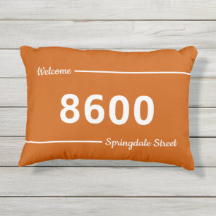 Anschrift Burnt Orange und White House Number Stre Kissen Für Draußen