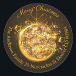 Anschrift des Weihnachtsbaumgold-Glitzer Runder Aufkleber<br><div class="desc">Fügen Sie Ihren Urlaubskarten ein schönes Urlaubsdetails hinzu, und andere Korrespondenz während der Weihnachtszeit mit diesem festlichen Umschlag Aufkleber rund um die Rücksendeadresse. Ein eleganter vergoldeter Weihnachtsbaubel betont den Mittelpunkt des Designs auf einem dunklen Hintergrund für einen kontrastreichen Glitzer. Personalisieren Sie mit Ihrem Familiennamen, Straßenadresse, Stadt, Staat und Postleitzahl! Sie...</div>