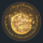Anschrift des Weihnachtsbaumgold-Glitzer Runder Aufkleber<br><div class="desc">Fügen Sie Ihren Urlaubskarten ein schönes Urlaubsdetails hinzu, und andere Korrespondenz während der Weihnachtszeit mit diesem festlichen Umschlag Aufkleber rund um die Rücksendeadresse. Ein eleganter vergoldeter Weihnachtsbaubel betont den Mittelpunkt des Designs auf einem dunklen Hintergrund für einen kontrastreichen Glitzer. Personalisieren Sie mit Ihrem Familiennamen, Straßenadresse, Stadt, Staat und Postleitzahl! Sie...</div>