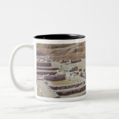 Ansicht der archäologischen Fundstätte, 1450-1200 Zweifarbige Tasse (Links)