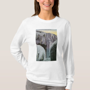 Ansicht der Höhle der Winde im Winter T-Shirt