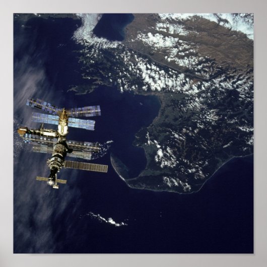 Ansicht der Raumstation Mir von Shuttle Atlantis Poster (Vorne)