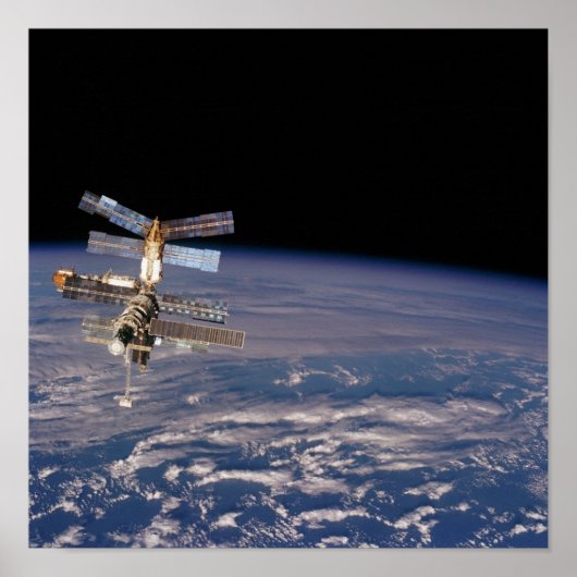 Ansicht der Raumstation Mir von Shuttle Atlantis Poster (Vorne)