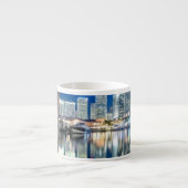 Ansicht der Skyline mit Reflexion im Wasser, Miami Espressotasse (Vorderseite)