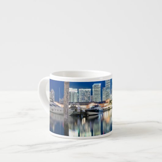 Ansicht der Skyline mit Reflexion im Wasser, Miami Espressotasse (Vorderseite Links)