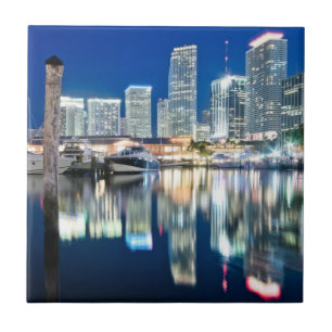 Ansicht der Skyline mit Reflexion im Wasser, Miami Fliese