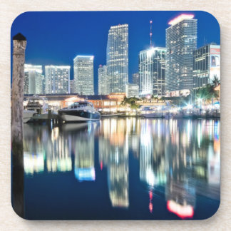 Ansicht der Skyline mit Reflexion im Wasser, Miami Getränkeuntersetzer
