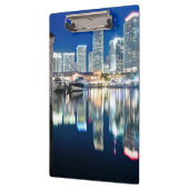 Ansicht der Skyline mit Reflexion im Wasser, Miami Klemmbrett (Links)
