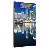 Ansicht der Skyline mit Reflexion im Wasser, Miami Klemmbrett (Rechts)