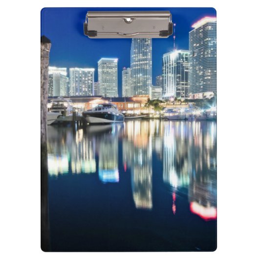 Ansicht der Skyline mit Reflexion im Wasser, Miami Klemmbrett (Vorderseite)