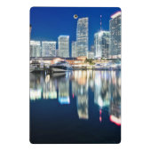 Ansicht der Skyline mit Reflexion im Wasser, Miami Mini Klemmbrett (Rückseite)