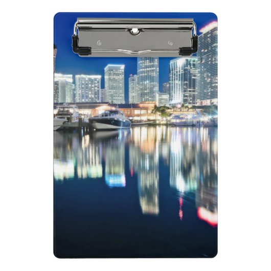 Ansicht der Skyline mit Reflexion im Wasser, Miami Mini Klemmbrett (Vorderseite)