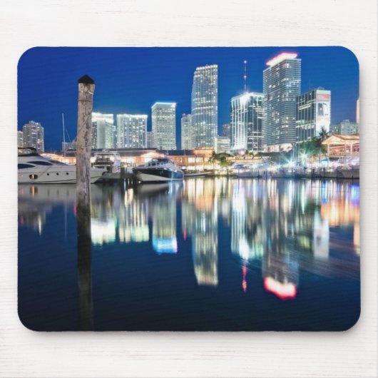 Ansicht der Skyline mit Reflexion im Wasser, Miami Mousepad (Vorne)
