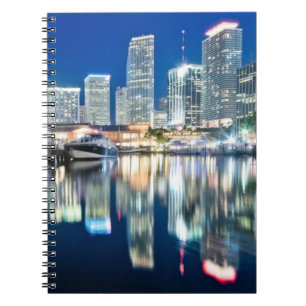 Ansicht der Skyline mit Reflexion im Wasser, Miami Notizblock