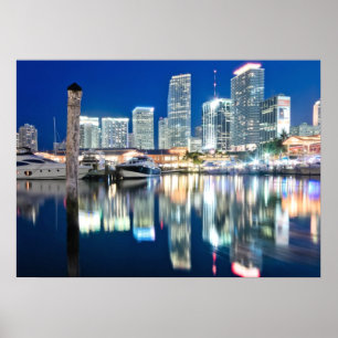 Ansicht der Skyline mit Reflexion im Wasser, Miami Poster