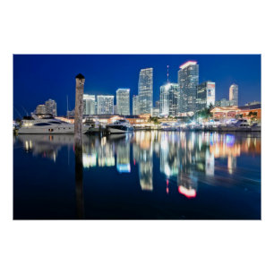 Ansicht der Skyline mit Reflexion im Wasser, Miami Poster