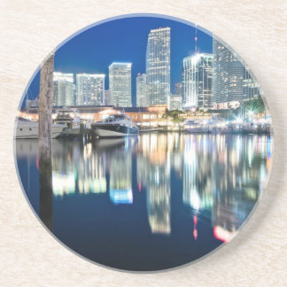 Ansicht der Skyline mit Reflexion im Wasser, Miami Sandstein Untersetzer