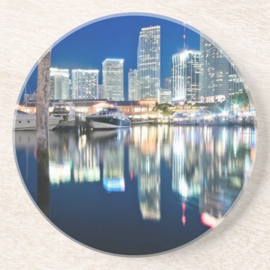 Ansicht der Skyline mit Reflexion im Wasser, Miami Sandstein Untersetzer (Vorne)